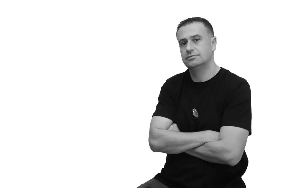 Neşet Birlik, kollarını kavuşturmuş, siyah beyaz portre